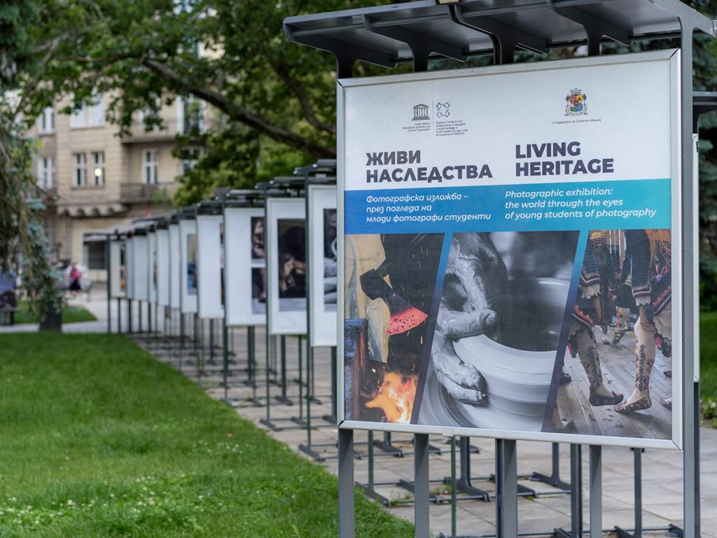 Студентска фотоизложба представя традиции и занаяти в Галерия на открито градина „Кристал“